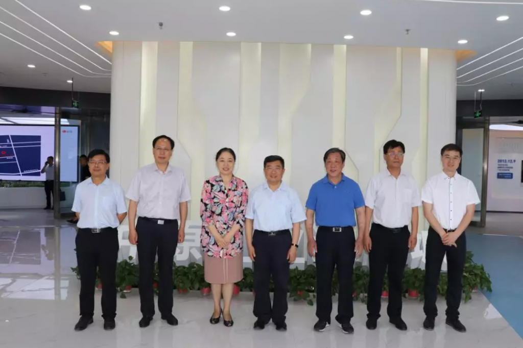 省政協(xié)副主席龔立群一行蒞臨中原工業(yè)設(shè)計(jì)城參觀指導(dǎo)