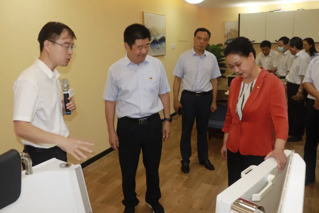 安陽市人大常委會(huì)黨組書記、主任徐家平蒞臨設(shè)計(jì)城參觀考察