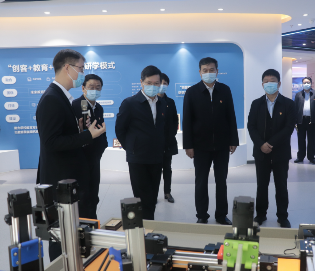 河南省委常委、鄭州市委書記徐立毅帶領(lǐng)鄭州市黨政考察團(tuán)蒞臨中原工業(yè)設(shè)計(jì)城參觀考察