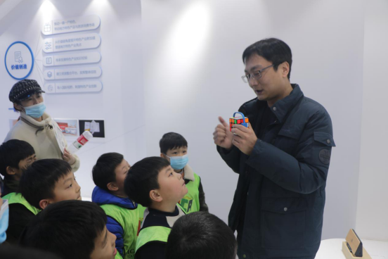 指尖競速—焦作市首屆ICA魔方段位認(rèn)證考試在中原工業(yè)設(shè)計(jì)城成功舉辦
