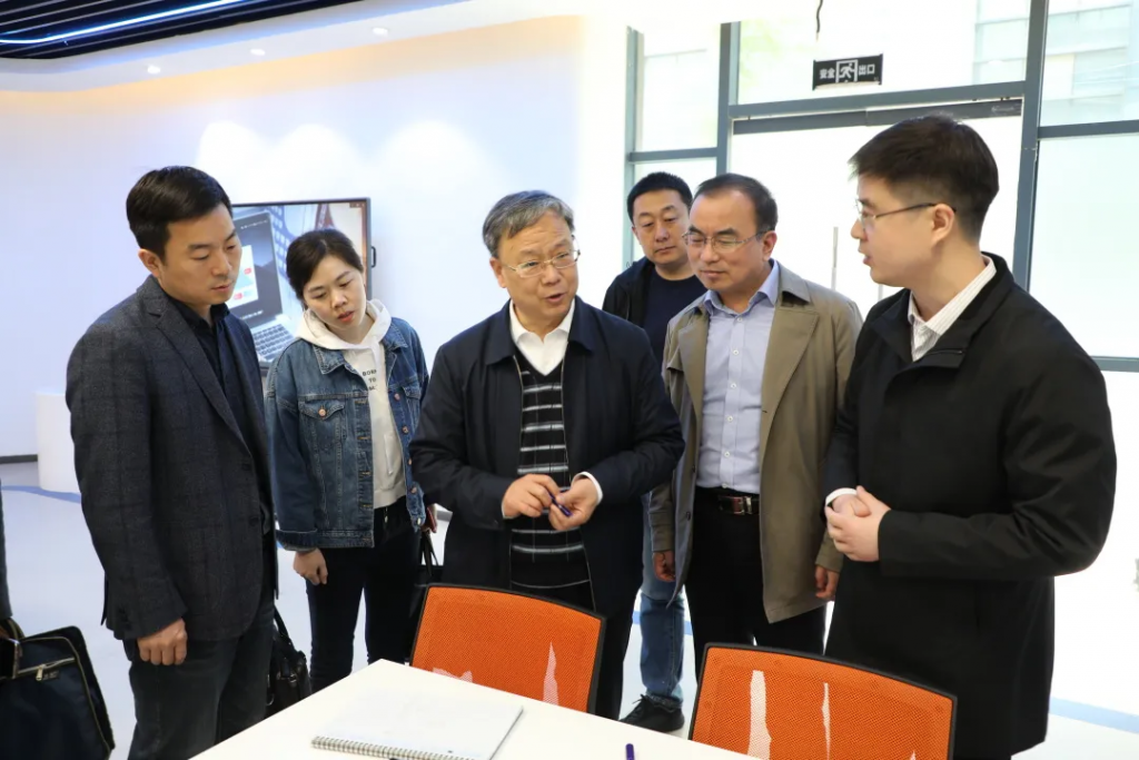 洛陽市工信局黨組成員、副局長李君一行蒞臨中原工業設計城參觀考察