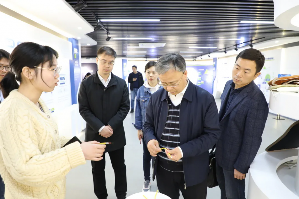 洛陽市工信局黨組成員、副局長李君一行蒞臨中原工業設計城參觀考察