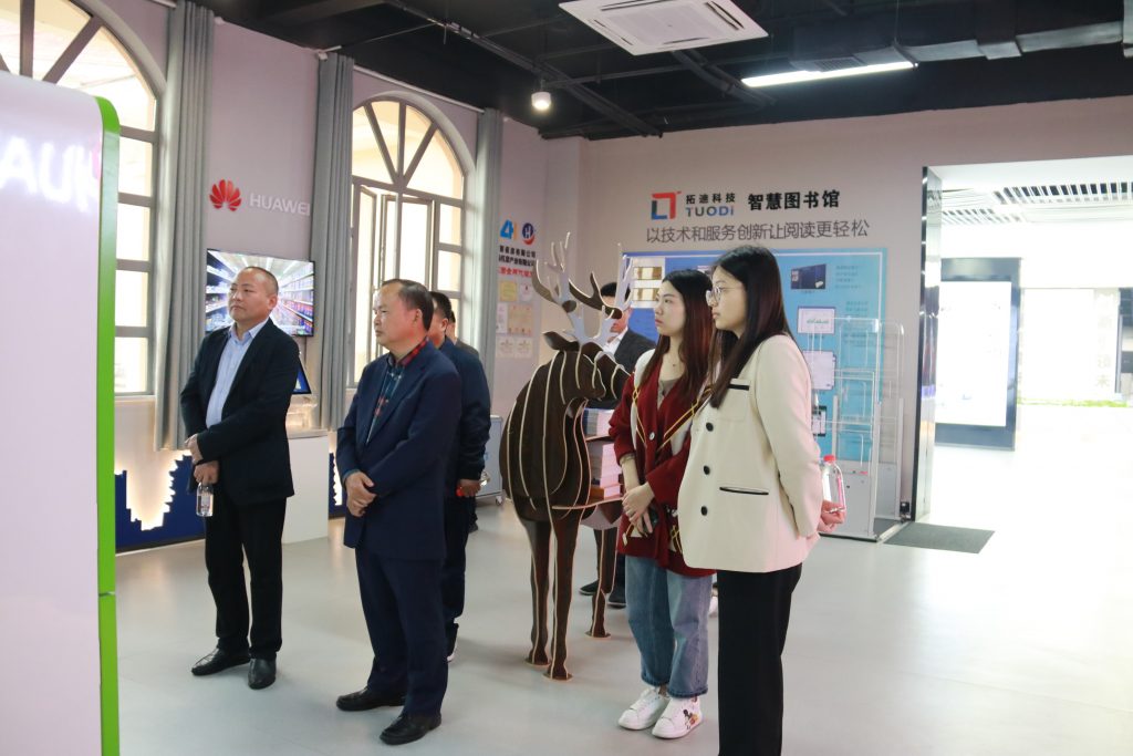 湖南省工信廳二級(jí)巡視員廖廷球考察設(shè)計(jì)小鎮(zhèn)、設(shè)計(jì)研究院