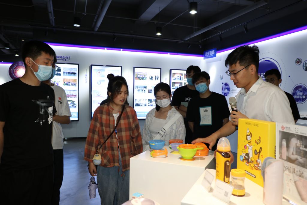 【察研觀設(shè)】山東建筑大學(xué)師生前來濟(jì)南國(guó)際創(chuàng)新設(shè)計(jì)產(chǎn)業(yè)園研學(xué)考察
