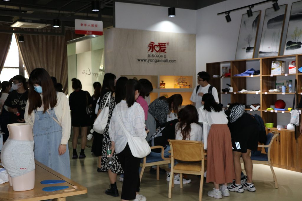 【察研觀設(shè)】山東建筑大學(xué)師生前來濟(jì)南國(guó)際創(chuàng)新設(shè)計(jì)產(chǎn)業(yè)園研學(xué)考察