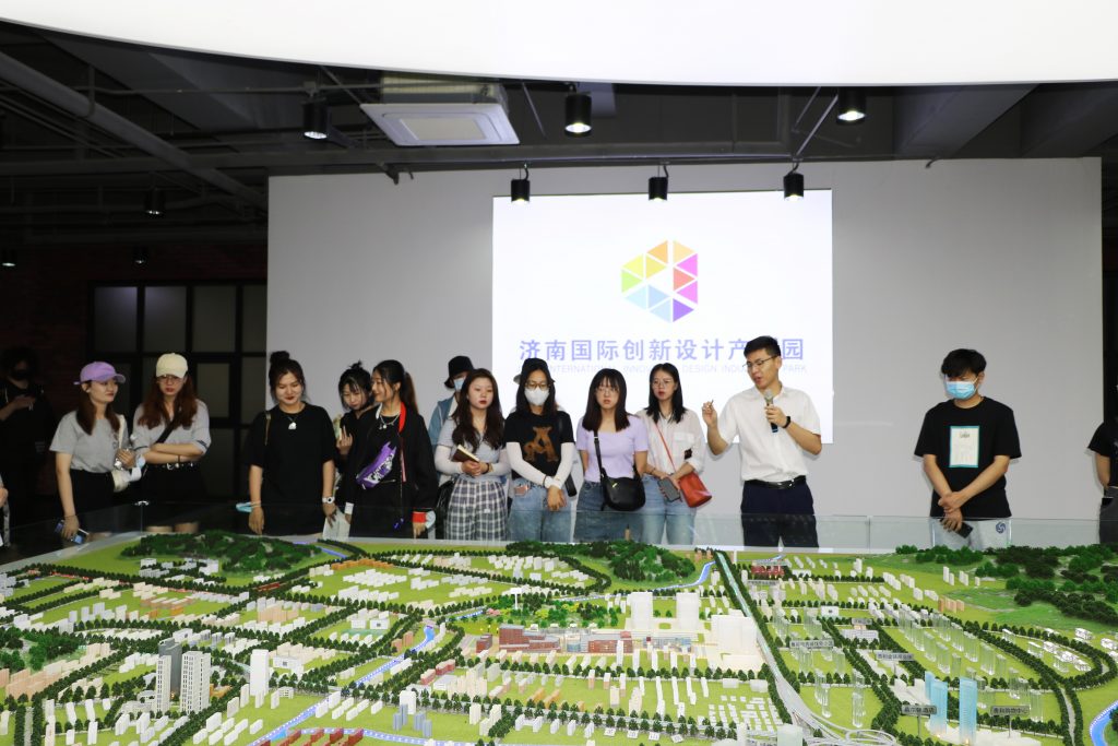 【察研觀設(shè)】山東建筑大學(xué)師生前來濟(jì)南國(guó)際創(chuàng)新設(shè)計(jì)產(chǎn)業(yè)園研學(xué)考察