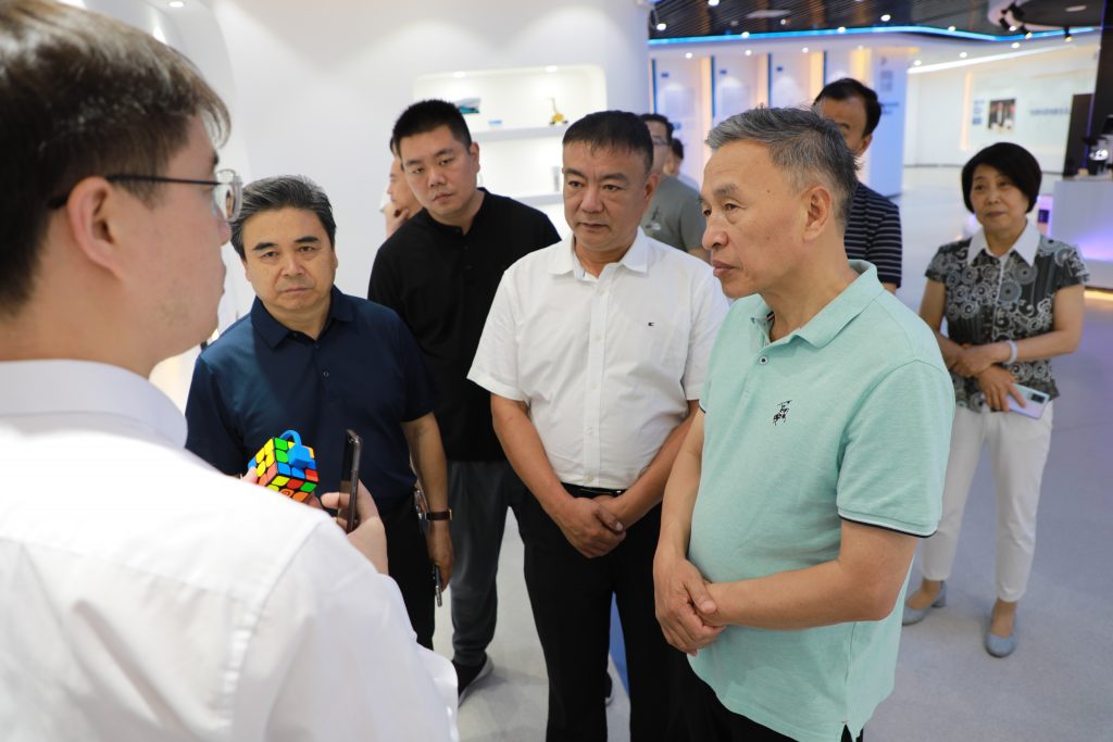 鶴壁市政協(xié)考察團(tuán)一行蒞臨中原工業(yè)設(shè)計城參觀調(diào)研