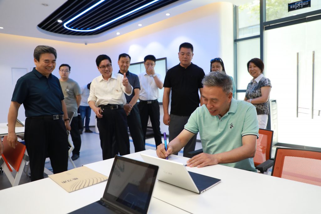 鶴壁市政協(xié)考察團(tuán)一行蒞臨中原工業(yè)設(shè)計城參觀調(diào)研