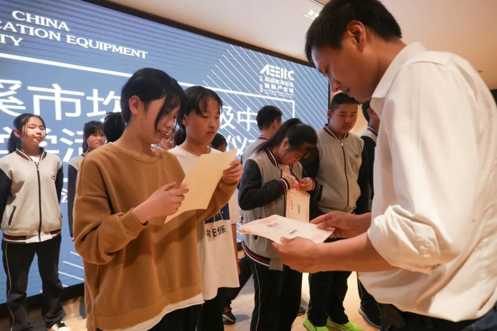 坎墩中學：科技擁抱自然，自然創造文化
