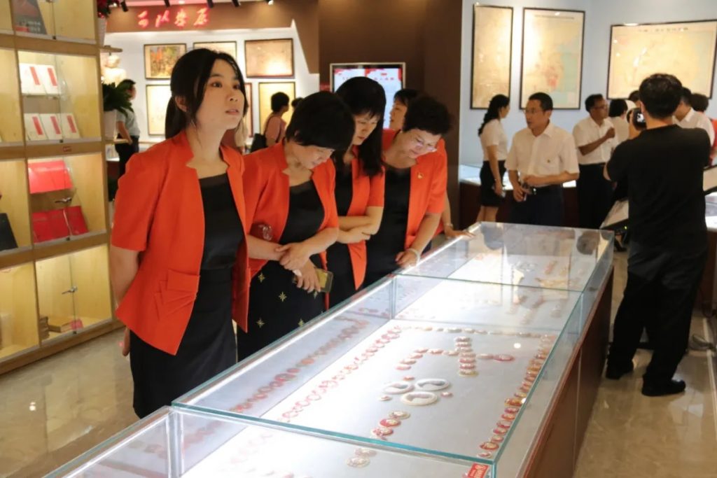 傳承紅色基因，豐城市政協(xié)走進(jìn)設(shè)計(jì)小鎮(zhèn)開(kāi)展“紅色走讀”活動(dòng)