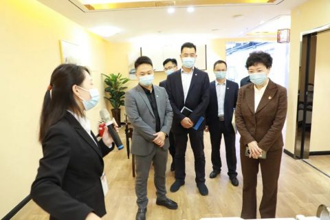 示范區(qū)管委會(huì)主任宮衛(wèi)紅陪同中國(guó)汽車工程研究院領(lǐng)導(dǎo)一行到訪設(shè)計(jì)城參觀