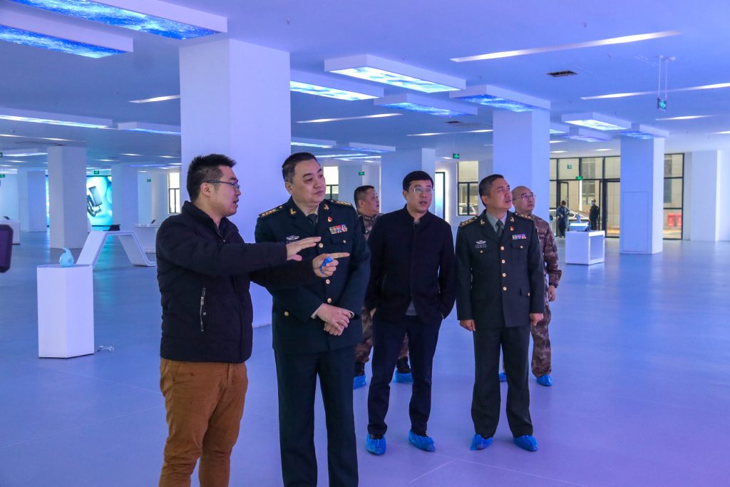 宜春市委常委、軍分區政委黃長平調研走訪中部教裝城，勉勵說……