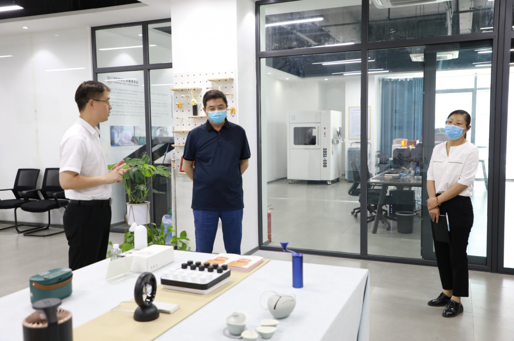 河南省科技企業(yè)孵化器協(xié)會會長劉華一行蒞臨設(shè)計(jì)城參觀調(diào)研