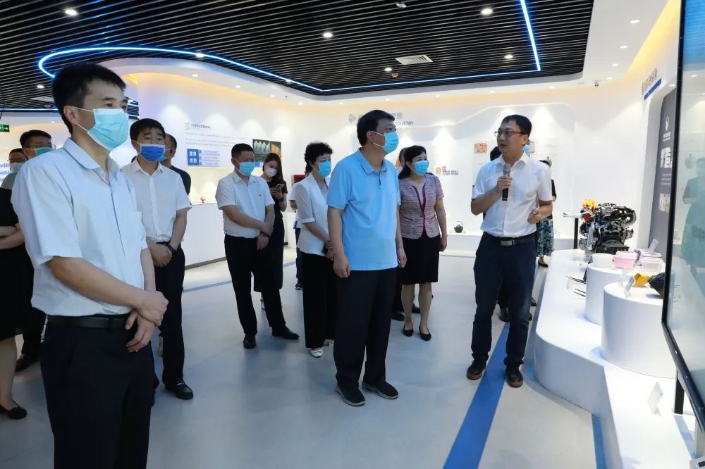 焦作市委常委、統戰部部長董炳麓一行蒞臨設計城參觀調研